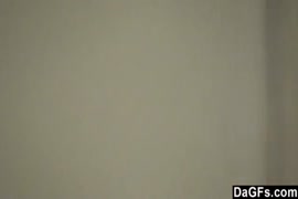 الاستمناء في الظلام بينما رفقاء السكن في المنزل.