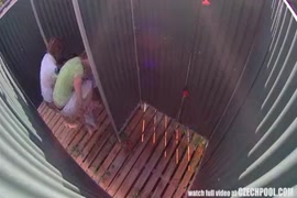 كارول ليلين يأخذ اثنين من الديوك في الحمام.