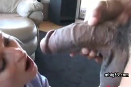 تحصل مارس الجنس كتكوت الكلية قرنية من قبل الديك الأسود الكبير.