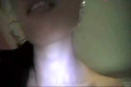 لطيف الآسيوية في سن المراهقة فتاة مارس الجنس من الخلف ويحصل كس creampied.